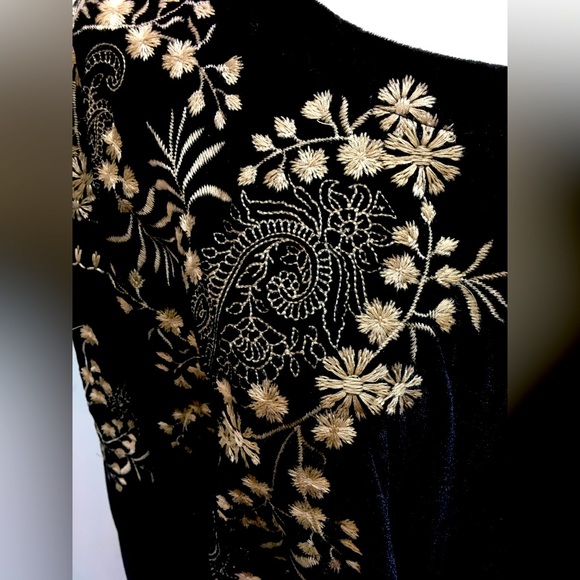 NWT Paparazzi plush tunic with embroidery. - Picture 4 of 4